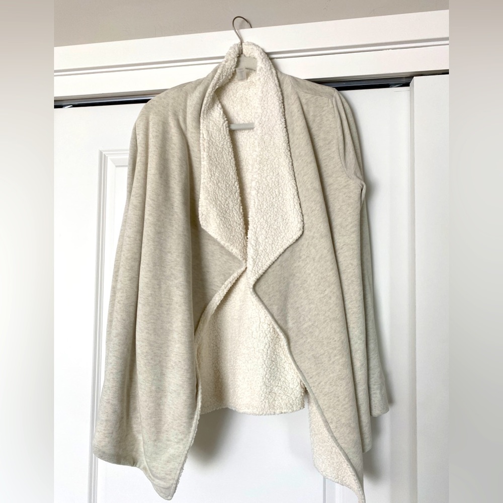 Medium woman’s gap sweater tan